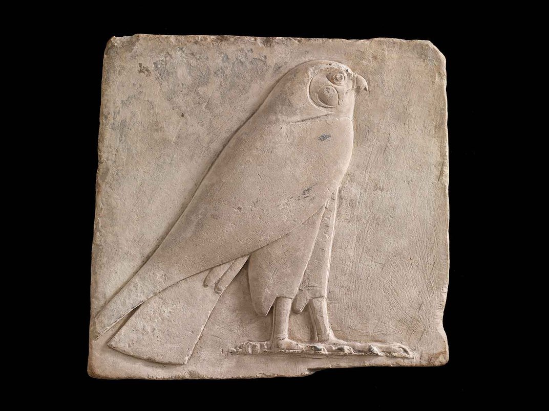 Placa que representa un halcón, probablemente el dios Horus